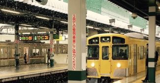 雪景色の中の電車